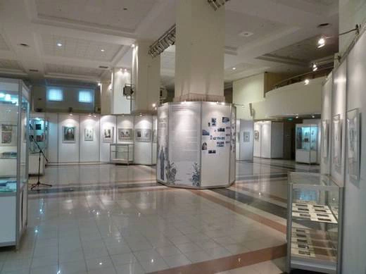 Экспозиция выставки «Вокруг света» в рамках Первого международного фестиваля «Неделя графики и дизайна в столице Ямала». 2015