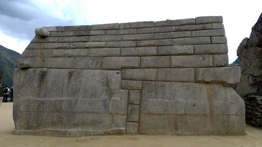 Стена Главного храма в Мачу-Пикчу. Вид сбоку