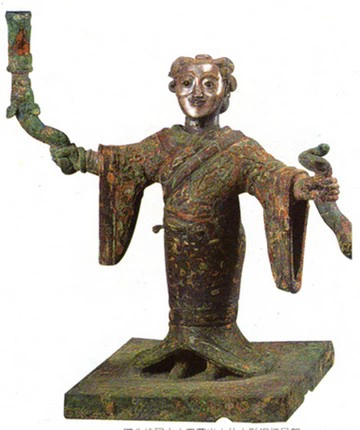 Бронзовый светильник эпохи Чжаньго, изображающий мужчину, облаченного в платье-халат типа шэньи