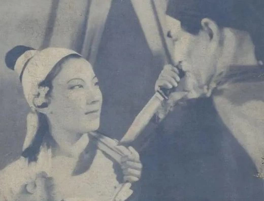 У Сун убивает Пань Цзиньлянь. Кадр из фильма «У Сун и Пань Цзиньлянь». 1938