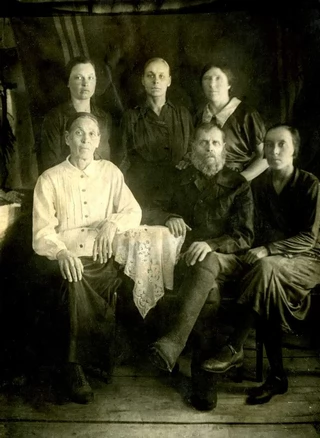 И.В. Крестьянинов (Крестьянников) с семьей. Сузун. Начало ХХ века